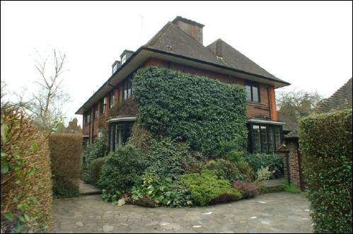 01 Meadway Close